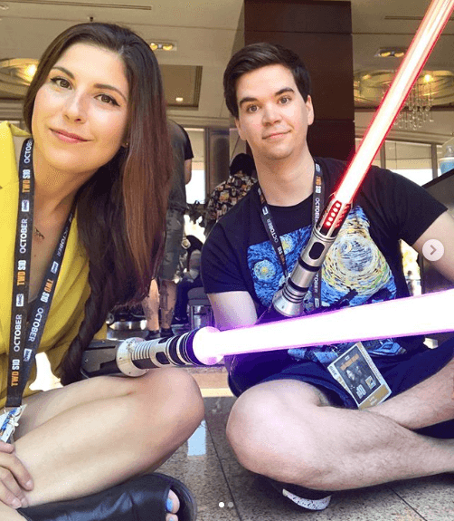 Angel es conocida por interpretar a Leia en convenciones, mientras Trace crea diversos implementos para su prótesis.