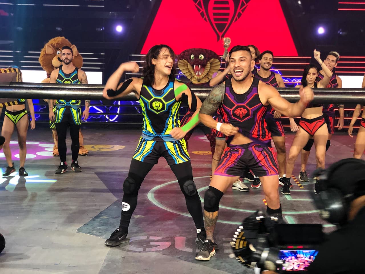 Sebastián y Brandon hicieron el siguiente reto de altura, pero “El Príncipe” se quedó viendo como “Wapayaso” ya estaba adelantado. Cuando iba bajando, Brandon bromeó y dijo que “me hice del baño”. En ‘Fuerzas Opuestas’ Nano empujó a Montu tremendamente y tanto “El Tarzán” como Barcelata bailaron el raka taka taka taka.