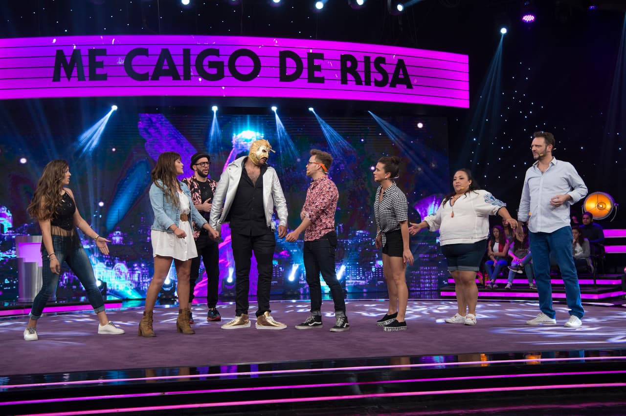 También jugó Teléfono Descompuesto con la Familia Disfuncional.