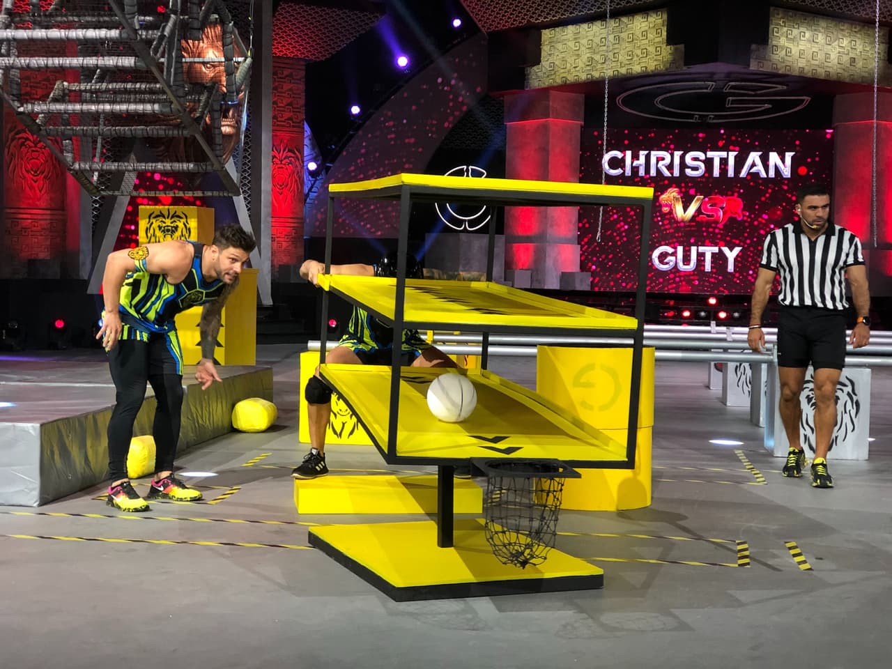 Christian fue asesorado todo el tiempo por Nicola, ¡y ganaron otro punto para su equipo!