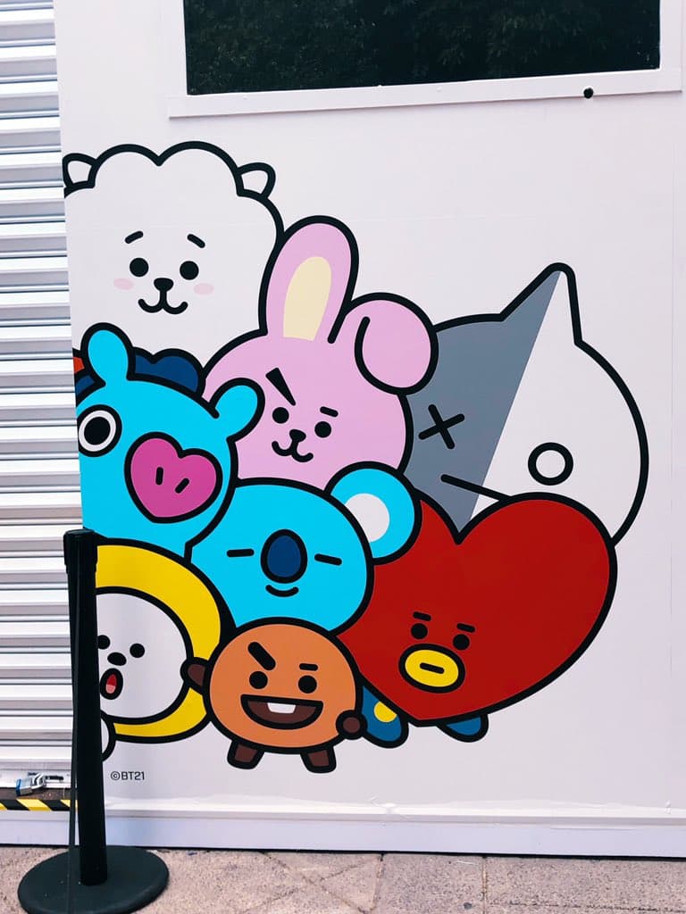 BT21 es la marca de productos ligada a la banda de K Pop BTS. Este viernes abrieron una tienda pop up en Plaza Loreto y las fans, obvio, no se lo perdieron.