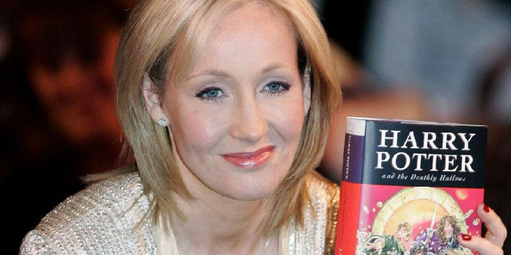 9. JK Rowling: La escritora de Harry Potter fue despedida de su puesto de secretaria en Amnistía Internacional.