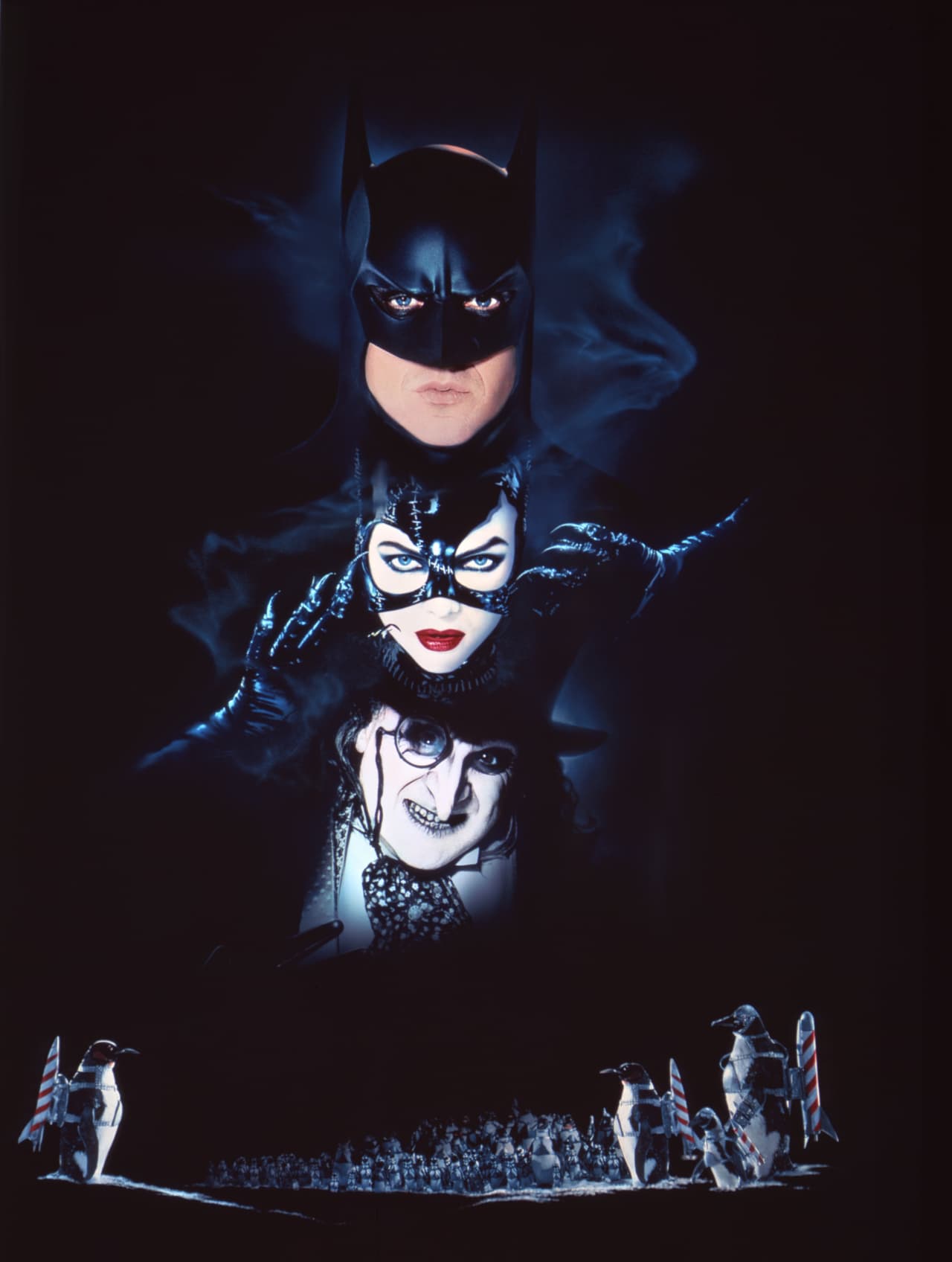 Este filme presenta a Max Shreck, un magnate corrupto que se une a Pingüino para hacer un caos en Ciudad Gótica, además de tener a Gatúbela, quien busca derrotar a Batman.