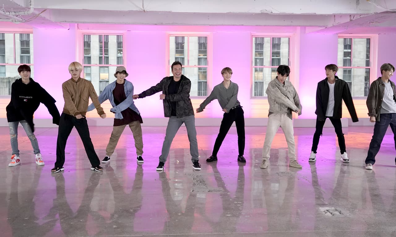Mira a los chicos de BTS haciendo los pasos de Fortnite