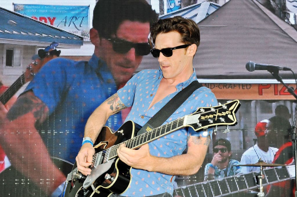 ¿Y cómo empezó todo? Durante la filmación de la serie Chasing Destiny (2001) de la que Bell era parte, tuvo clases privadas de guitarra de Roger Daltrey, quien era parte del elenco de esa producción y es cantante del grupo The Who.