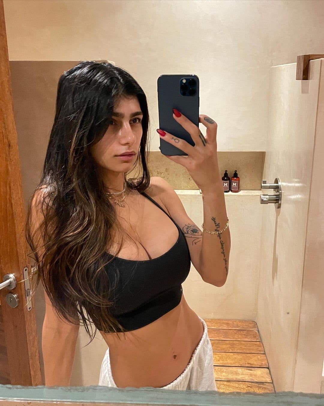 ¡Cuando calienta el sol! Mia Khalifa sigue disfrutando de las playas de México