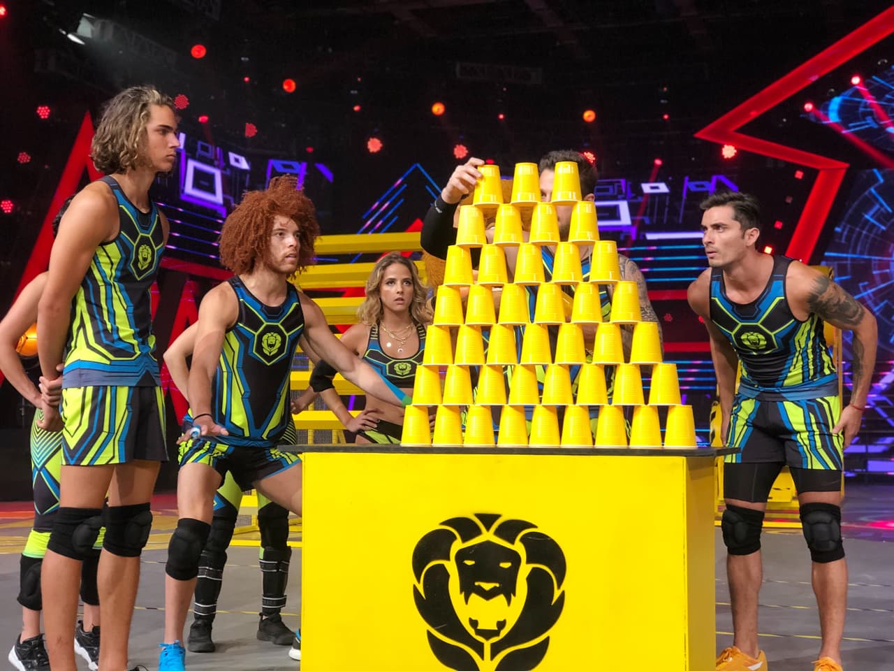 Durante el juego de Escaleras de barril se tuvo que repetir ya que los Leones no utilizaron 10 vasos para armar una pirámide y aún así tocaron la campana. Aunque Nicola se los agregó más tarde, comenzó una discusión entre los Leones y Cobras que al final provocaron una confusión, por lo cual el Tribunal decidió repetir todo.