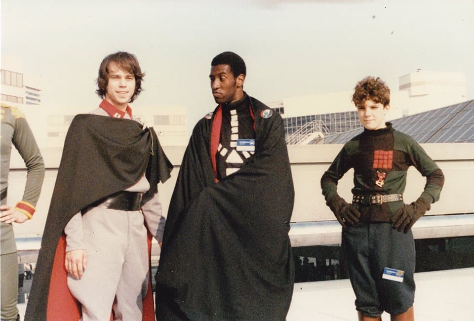 ¿Cómo era el Cosplay en el pasado? Esta galería quizá te sirva como ejemplo. Se trata de la Worldcon de 1983. Sí, una convención de ciencia ficción celebrada en Baltimore, Estados Unidos, hace 35 años. James Kaposztas, quien estuvo presente, compartió una sesión de fotos entre diversos cosplayers asistentes.