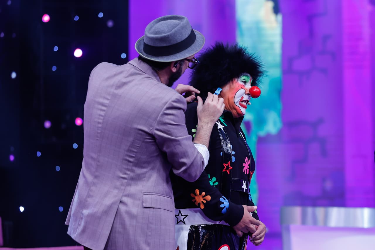 Cuando jugaron 'Con Pincitas', Faisy le dio su castigo al payasito por no atinarle a la palabra.