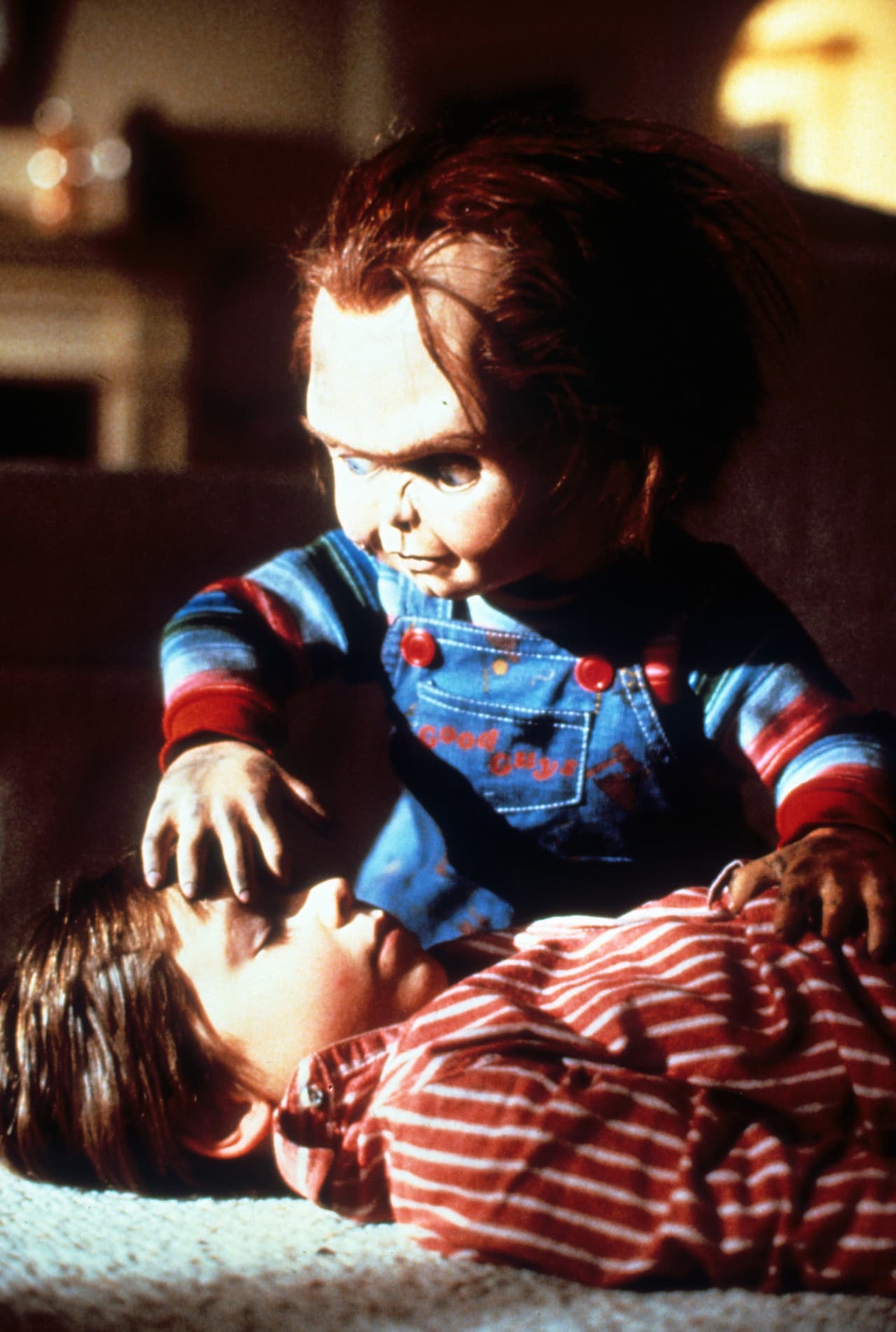 Para aquellos que crecimos en los noventa, Chucky era nuestra pesadilla al tratarse de un asesino serial dentro del cuerpo del muñeco más popular en dicho filme, aunque al volverla a ver nos percatamos del avance de los efectos visuales y de cómo era posible que nadie le prestó atención a las cosas que Andy hacía por pedido de Chucky.