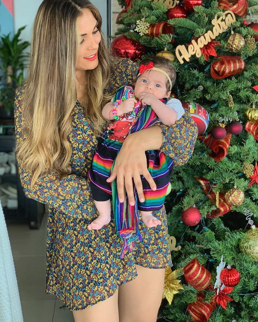 ‘La Jarocha’ presume su árbol de Navidad junto a la pequeña Luciana: “Para celebrar en familia”
