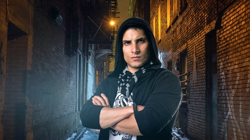 Alex Perea es Manu en Sin miedo a la verdad