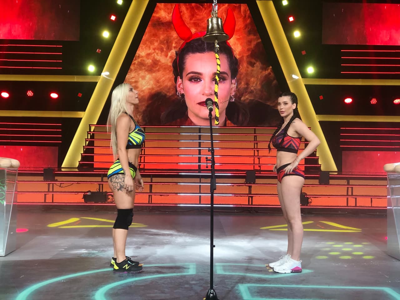 Además de los retos físicos, los Guerreros también deben pasar pruebas mentales y en la sección preguntas infernales, ni Dariana ni Reno supieron cómo terminaba una canción de Cri-cri, mientras que Brenda Zambrano respondió que un cubo tiene cuatro lados, lo que le permitió a Aurélie robar el punto para los Leones.