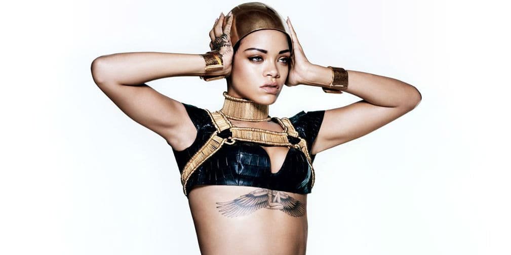 3. Rihanna: Tiene unos 10 tatuajes distribuidos por todo su cuerpo. El más grande abajo de sus senos.