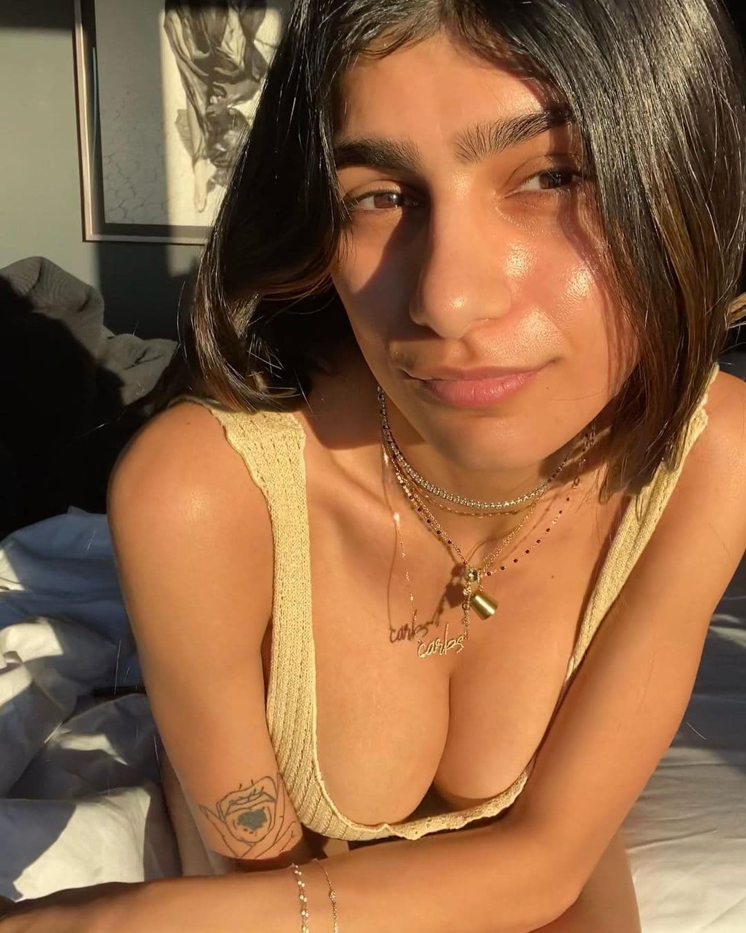 El 29 de mayo de 2020 salió en "Miakhalifa.mov", el cuarto episodio de la segunda temporada de la serie 'Ramy'.