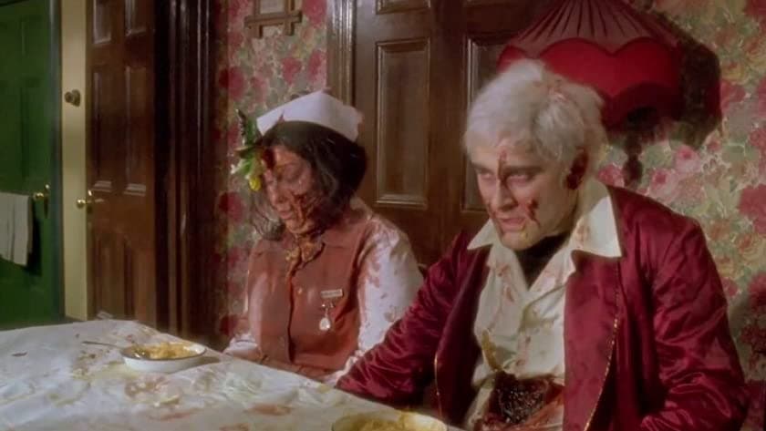 Antes de dirigir la trilogía de ‘El señor de lo Anillos’, Peter Jackson trabajó en esta cinta que mezcla el terror y comedia con gore, aunque más jóvenes nos impactó cómo se convertían las personas en zombies, los acontecimientos entre Lionel y su madre, además del resto de los no-vivos, ahora te matarán de la risa.