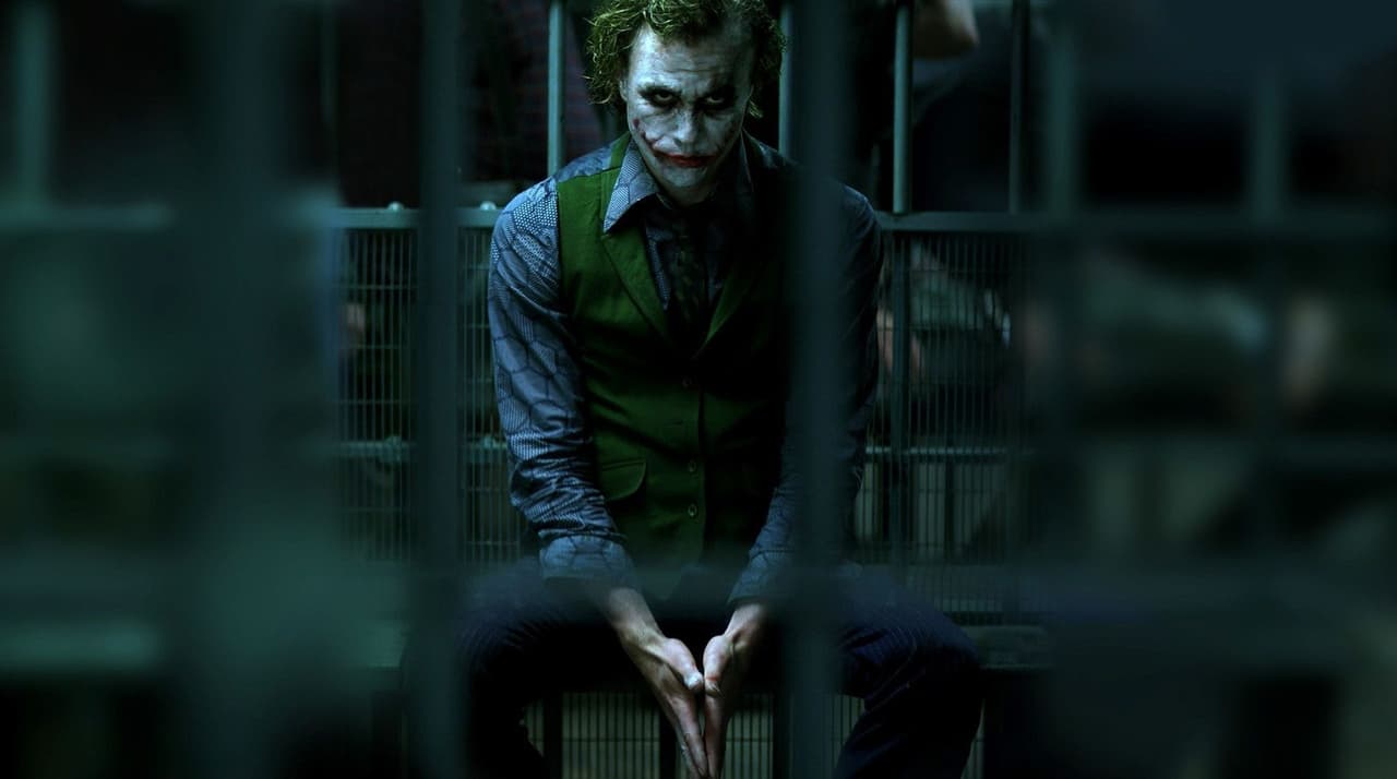 Para proteger "la magia del cine", Christopher Nolan mantuvo en secreto muchos detalles alrededor del rodaje de Batman: El Caballero de la Noche. Gracias a ello la actación de Ledger como Joker se rodeó de misticismo. Hay quienes aseguran, sin más pruebas que su muerte, que el personaje volvió loco al actor.