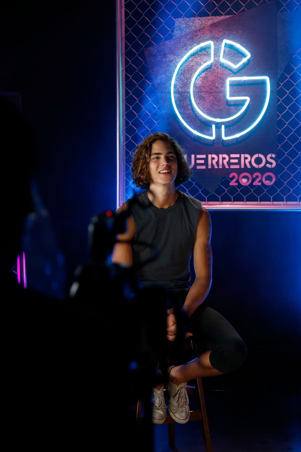 Es un joven adulto de la generación centennial.