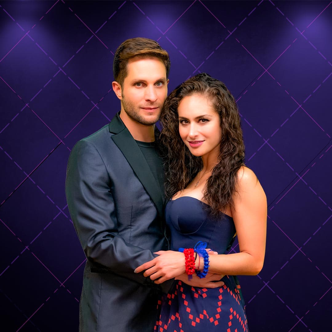 Paco de María y Wendy Braga: Se conocieron en 2012 gracias a un amigo en común. Fueron amigos en las diferentes relaciones amorosas de cada uno. Ella tuvo planes de boda con un ex novio y consideró a Paco para que cantara. Luego empezaron a verse más y en febrero de 2019 decidieron darse una oportunidad y formalizaron su relación.