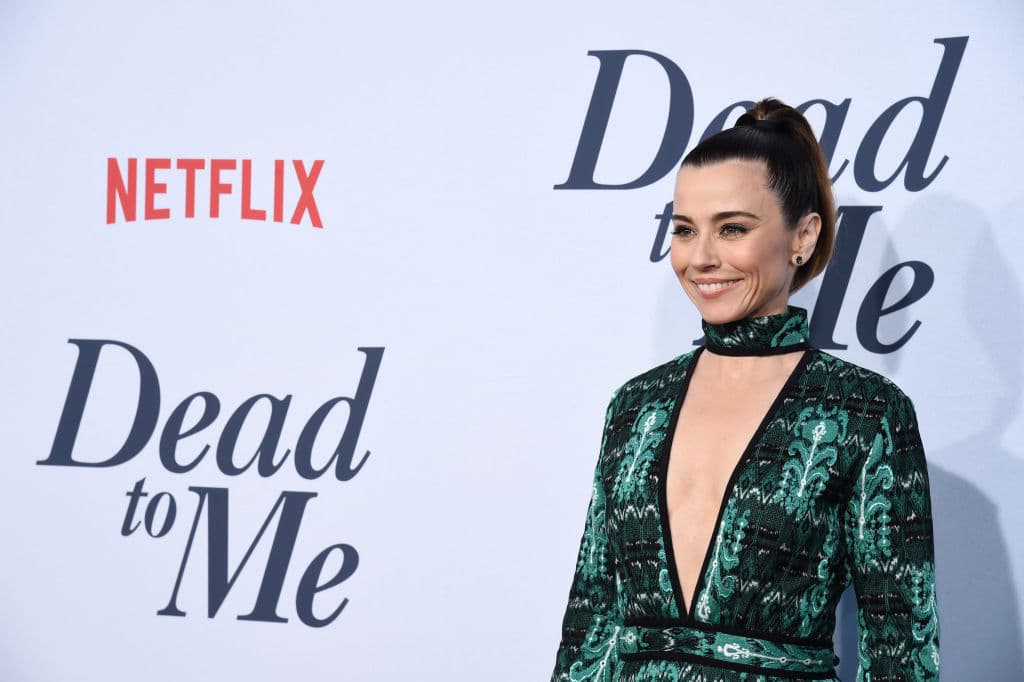 Uno de sus papeles más recientes es el de Judy Hale en la serie de Netflix 'Dead to me' (2019-2020), donde actúa al lado de Christina Applegate. Las dos protagonistas se vuelven cercanas en el peor momento de sus vidas. Mentiras, homicidio y amistad son los ejes de esta historia.