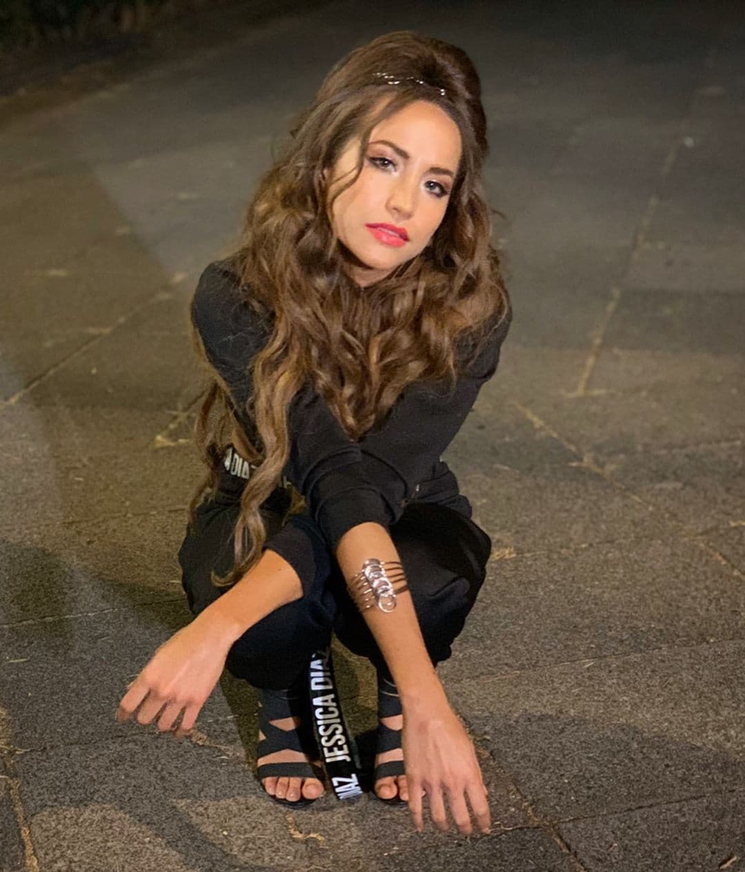 Jessica tiene más de 443 mil seguidores en su cuenta de Instagram en la que presume sus viajes, su trabajo, alguna sesión de fotos y su estilo, en el que predominan los colores claros y posar con una gran sonrisa.