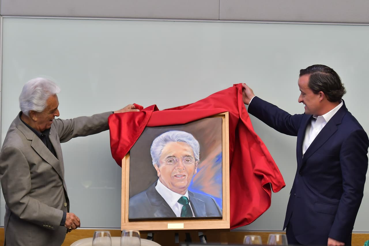 Justino Compeán recibe homenaje por su legado en el futbol mexicano