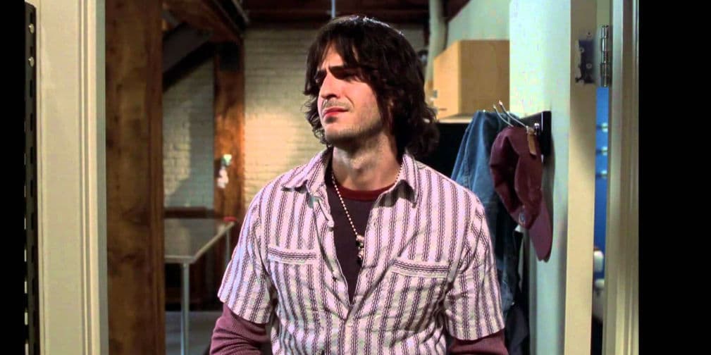 5. Jonathan Cherry (Rory Petters): Este chico fiestero es cortado en tres partes por una barda de alambre de púas.