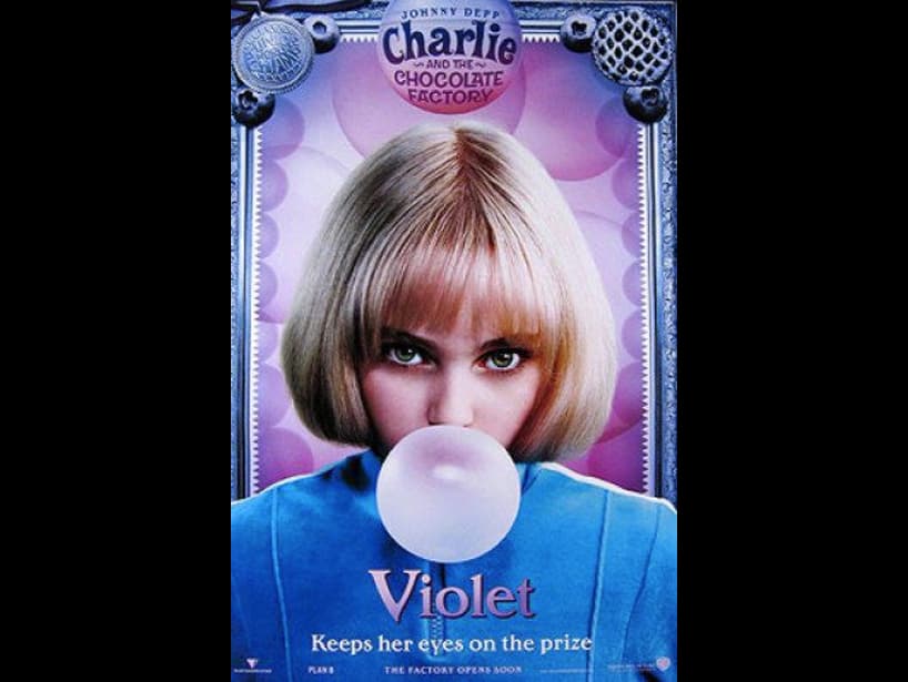 Anna Sophia Robb encarnó a ‘Violeta Beauregarde’, una niña muy competitiva que todo el tiempo está mascando chicle y por su afán de no seguir las reglas termina como una gran mora y de color violeta.