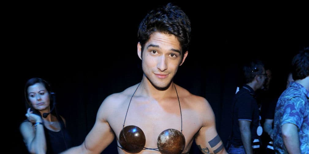 Tyler Posey te lleva serenata ¡sin camisa!