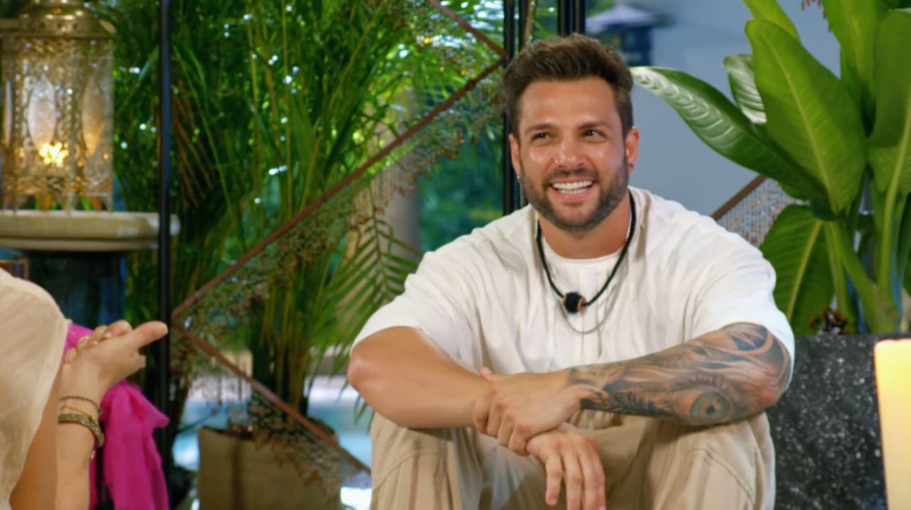Nicola tiene una cita doble tántrica y enseña sus tácticas de amor a Adriana y Delby