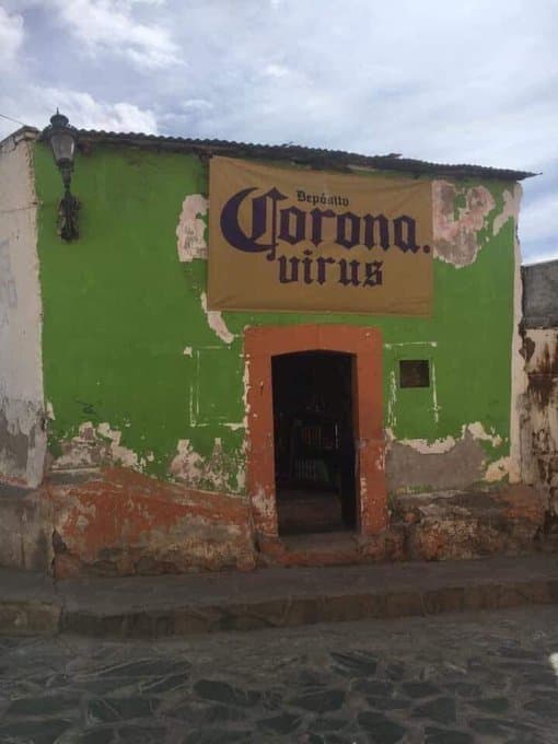 De hecho, se ha reportado que en Estados Unidos hay quienes consideran el virus como algo relacionado con la cerveza Corona y se niegan a consumirla. Esto pese a que el nombre, como explicamos, tiene otro origen.