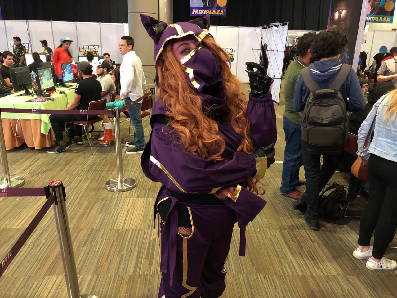 Esa mirada y esa capucha ocultan algo bestial.