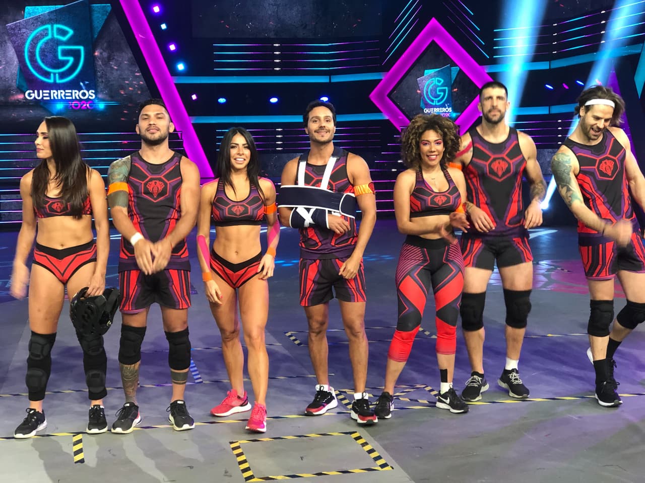 Esta noche comenzó con grandes sorpresas. Tras recordarle a la gente que las votaciones aún estaban abiertas, Mauricio Barcelata reveló que como no hay ningún León nominado, si triunfa Cobras no se irá nadie el show.