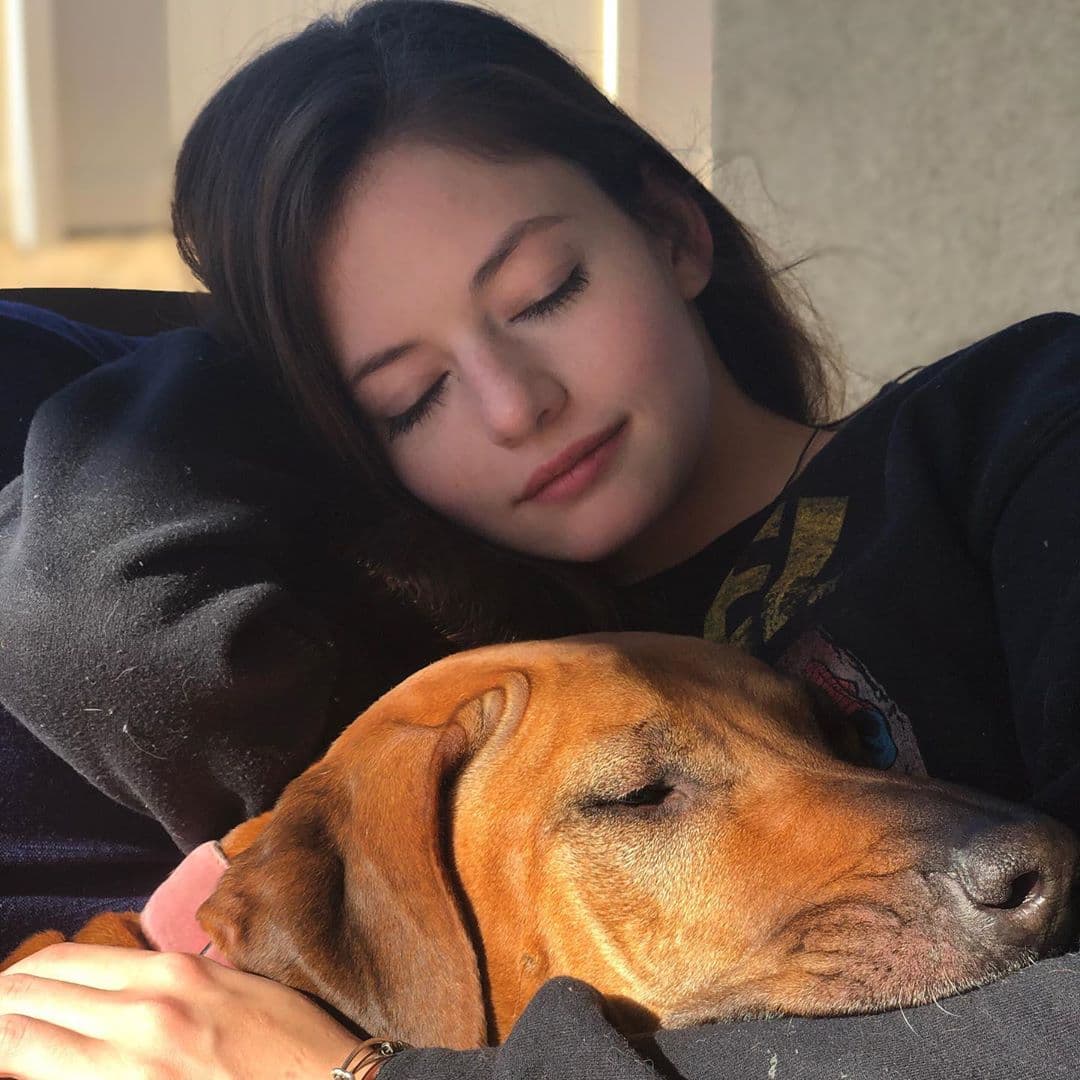 Luna y Firefly son los nombres de sus mascotas, un gato y un perro respectivamente.
