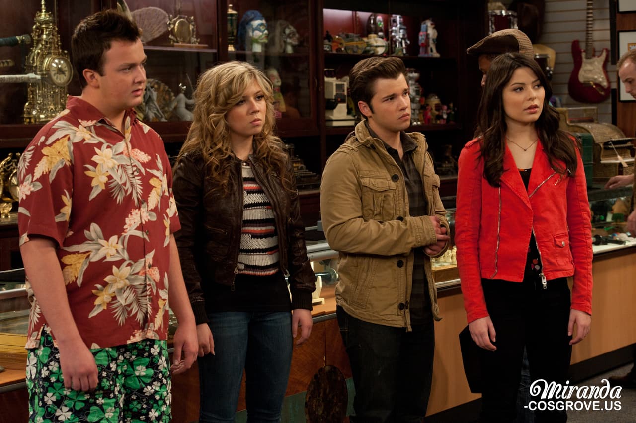 Sam pellizca a Gibby hasta que él se desmaya.