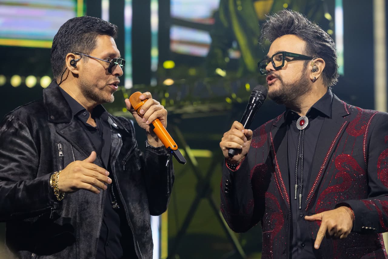 Walo Silvas canta icónico tema de Aleks Syntek y deja coreando a todo el público