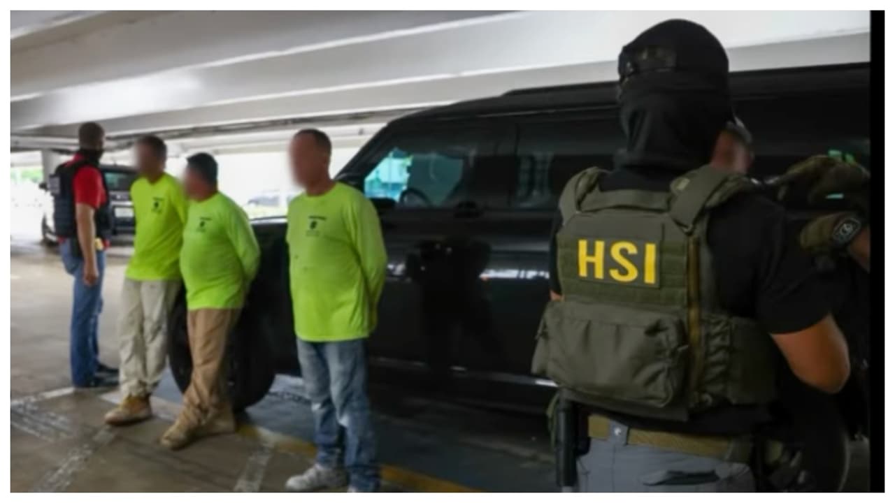 Uno de los trabajadores arrestados por ICE fue sacado a la fuerza de un carro de la empresa