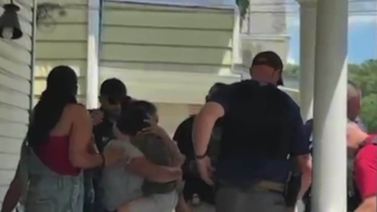 Una madre se aferra a su pequeño hijo para evitar ser detenida por ICE: el niño gritaba desconsolado