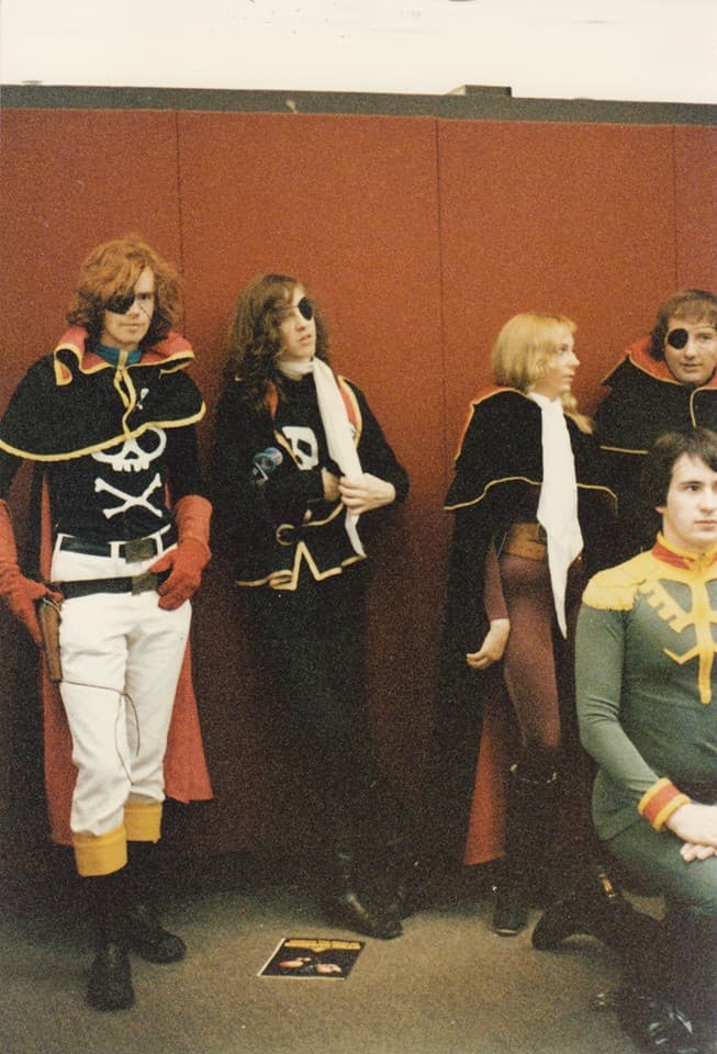¿Cómo era el Cosplay en el pasado? Esta galería quizá te sirva como ejemplo. Se trata de la Worldcon de 1983. Sí, una convención de ciencia ficción celebrada en Baltimore, Estados Unidos, hace 35 años. James Kaposztas, quien estuvo presente, compartió una sesión de fotos entre diversos cosplayers asistentes.
