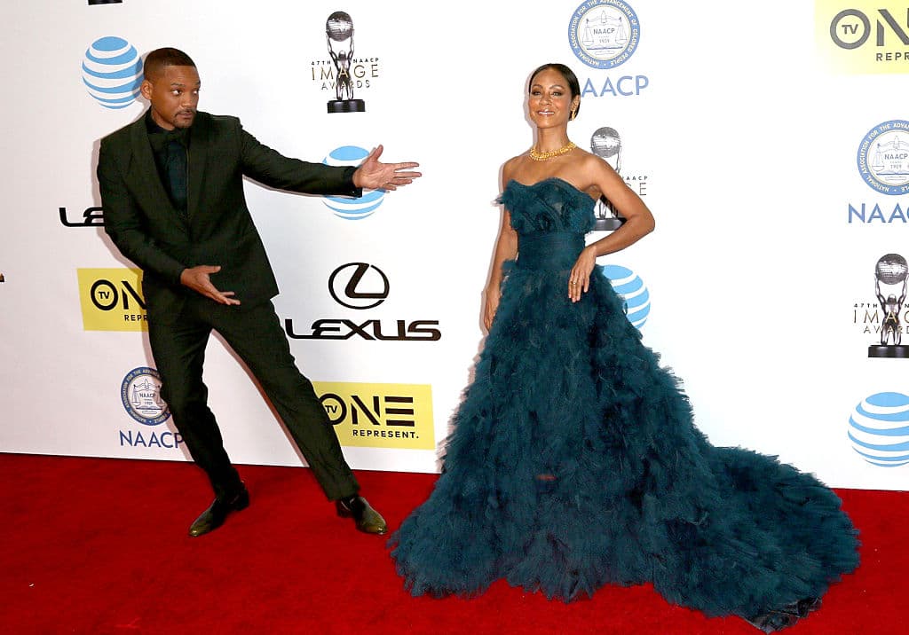 Jada Pinkett Smith: La vimos como Niobe en dos películas de 'Mátrix' y es la voz de Gloria en 'Madagascar', la esposa de Will Smith mide 1.52 m.