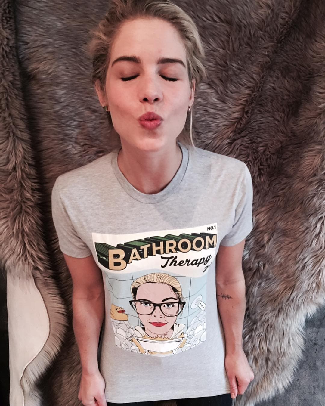 Emily creó ‘The Bathroom Therapy’, donde se sentaba en la tina o en algún lugar de su baño para dar consejos o respondiendo preguntas a sus seguidores, no necesariamente del show de superhéroes. Esta acción fue tan popular que tiempo después sacó unas camisas con la temática de su show y todo lo recaudado fue enviado a distintas organizaciones de calidad.