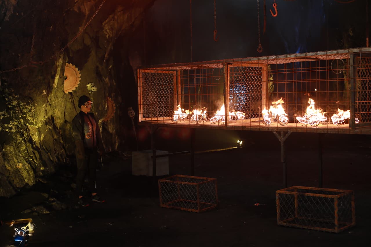 En esta ocasión, los participantes debían pasar por esa jaula y sacar las bolas del fuego por uno de los orificios. Al final debían quedarse con una y ponerla en una base especial.