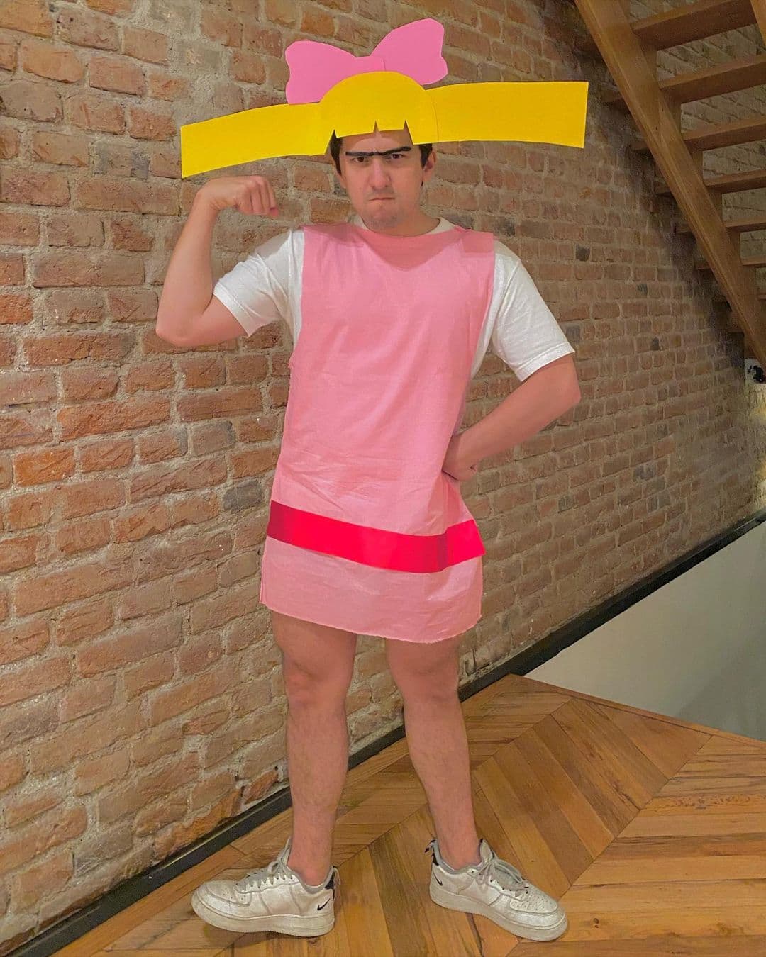 En un halloween se disfrazó como Helga Pataki, la niña ruda que está enamorada de Arnold.