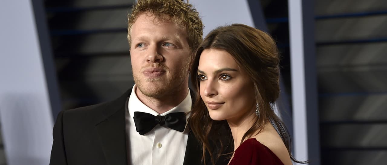 De su vida personal podemos decir que Ratajkowski se casó en 2018 con el actor y productor Sebastian Bear-McClard. Unos años antes la hackearon y filtraron fotos de ella. Ha sido criticada porque sus apariciones tienden a ser muy provocativas, pero en una ocasión dijo que disfruta de la libertad de expresión sexual "sin dejar de ser una feminista".