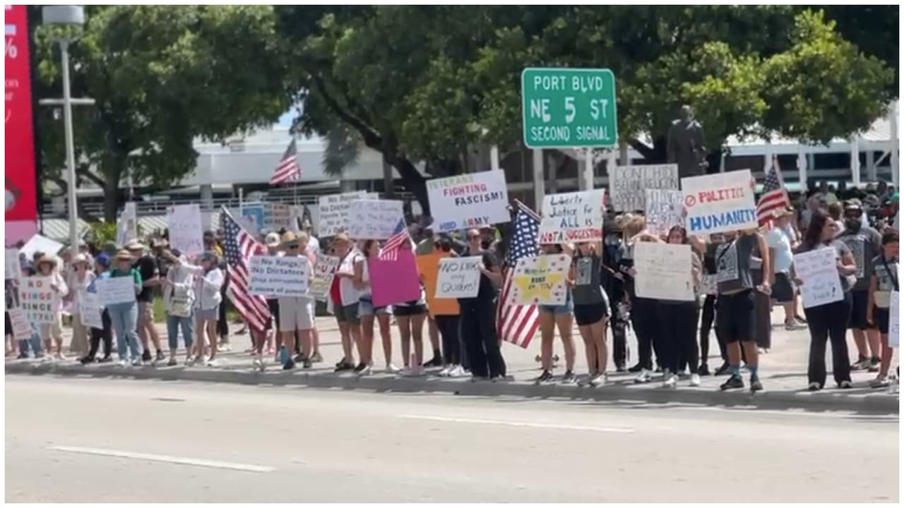 Manifestantes se congregan en Miami para las protestas ‘No Kings’ contra las políticas de Trump 