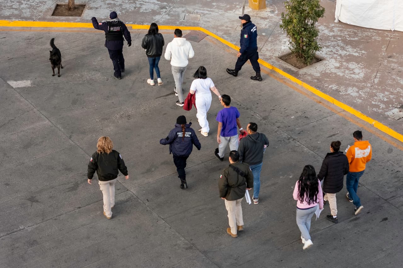 Trump ofrece dinero por 'autodeportarse'; abogados lo ven engañoso
