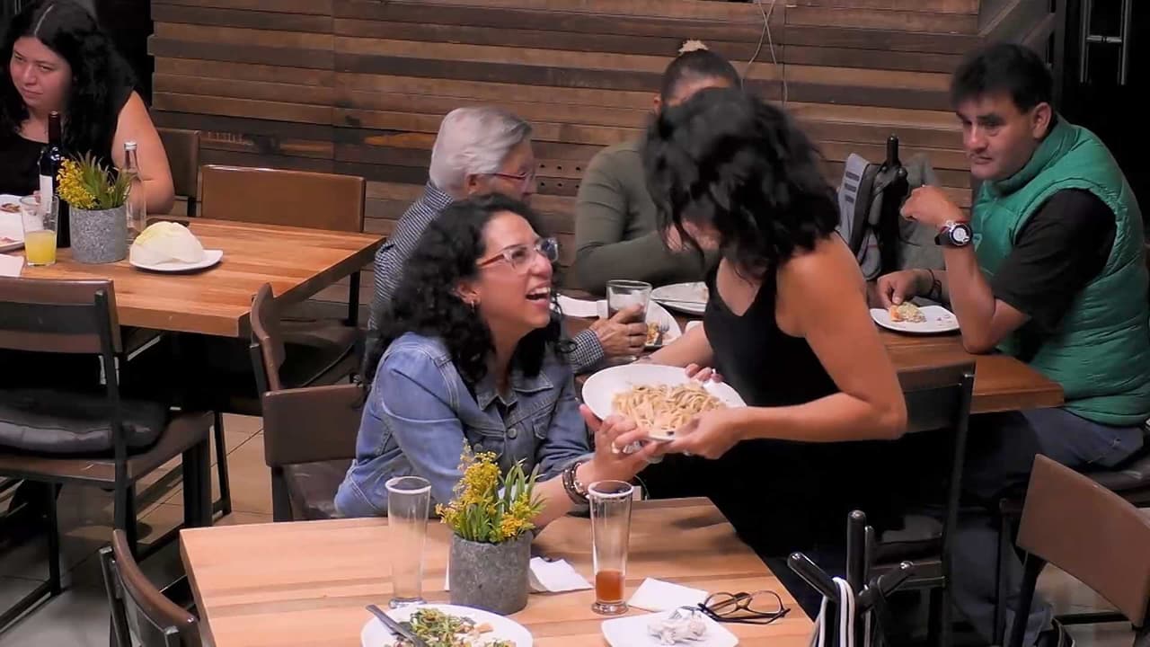 Le puso espagueti en la cabeza a su amiga