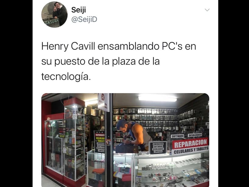 Algunas personas se imaginaron a Cavill en un local de la Plaza de la Tecnología en la Ciudad de México.