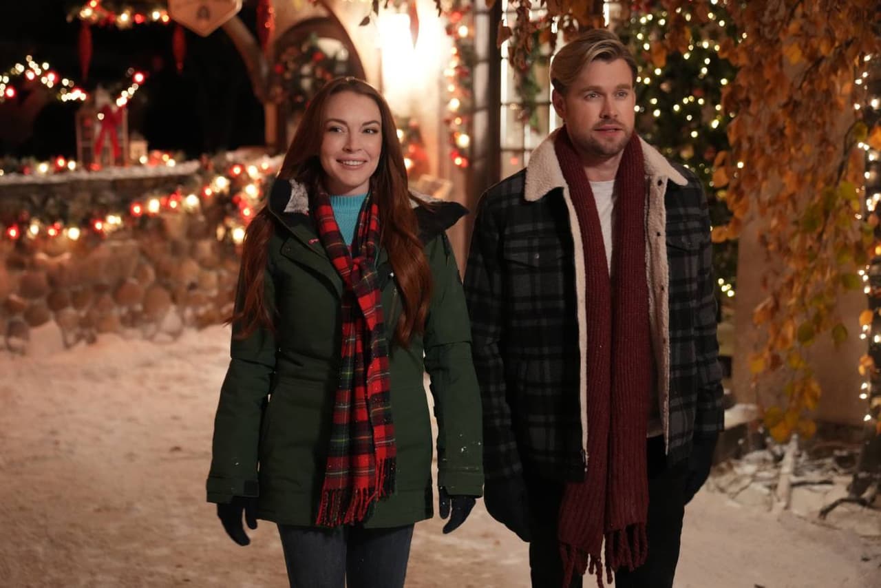 Lindasy Lohan y Chord Overstreet protagonizan 'Navidad de Golpe'.