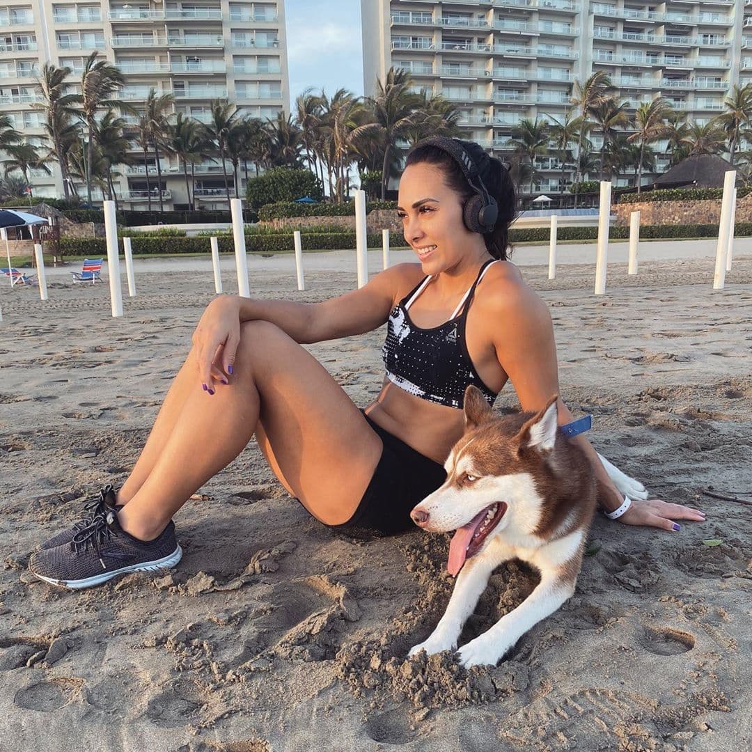 Esta deportista tiene una mascota que incluso tiene su propia cuenta de Instagram. Lucca es un bello husky siberiano que la acompaña a todos lados, incluso cuando salen a la playa a hacer ejercicio.